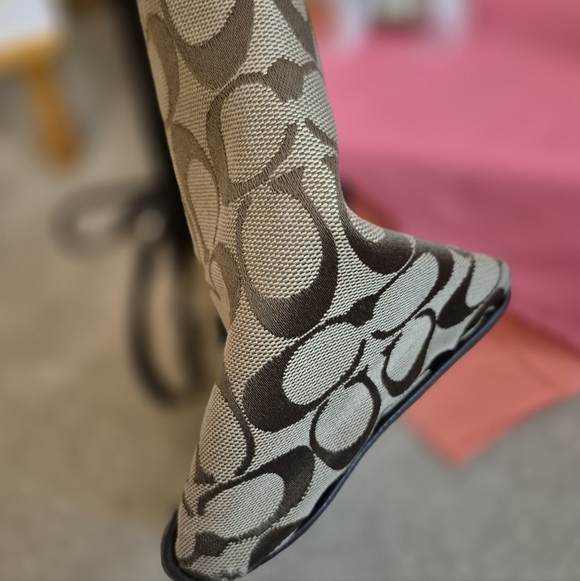 IN GOOD USED CONDITION.. Coach Tan Signature Canvas Tote with Brown Leather Trim - Picture 3 of 14